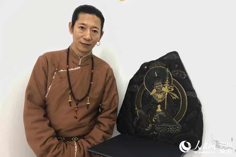 格萨尔彩绘石刻大师青麦多吉和他的作品(朱虹 摄)