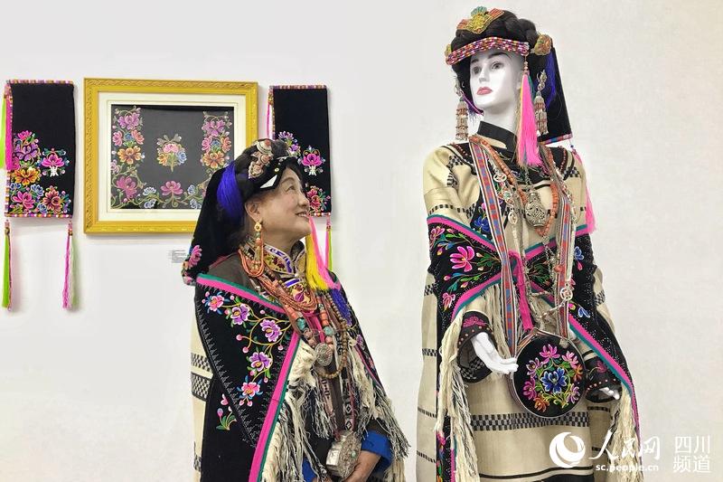 丹巴嘉绒纯手工藏绣大师扎西拉姆现场展示民族服饰(朱虹 摄)