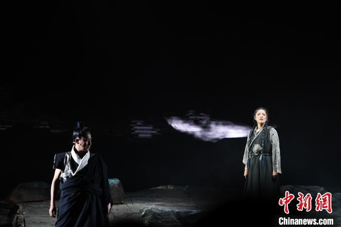 圖為演出現(xiàn)場(chǎng)?！『闻罾?攝