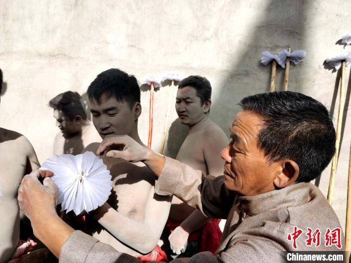 青海國家級於菟非遺民俗：青年男子涂虎紋豹斑禳災祛疫