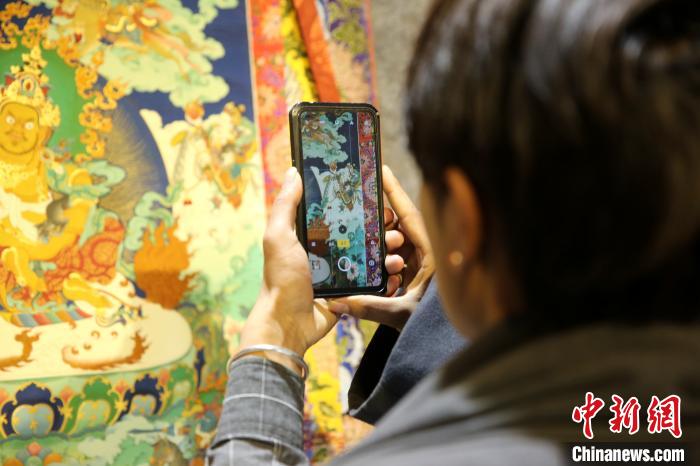 图为唐卡爱好者参观学员结业作品展。 贡桑拉姆 摄 图为唐卡爱好者参观学员结业作品展。 贡桑拉姆 摄