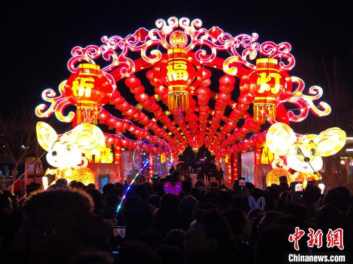 圖為民眾參觀燈會(huì)。　羅云鵬 攝