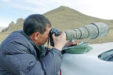 Feature: Bao Yongqing, photographer capturing wildlife moment on roof of world