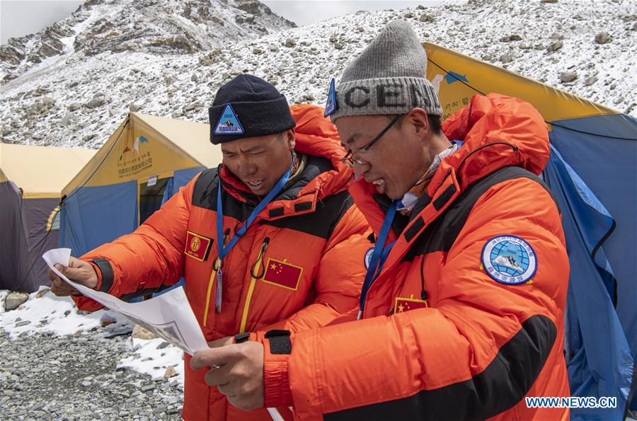 Chinese surveyors prepares for remeasuring Mt. Qomolangma