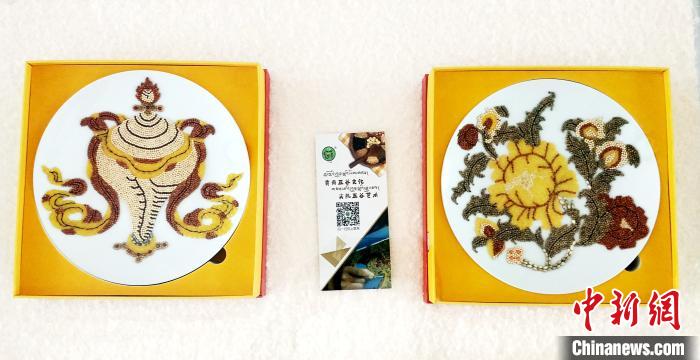 圖為索南本和同事創(chuàng)作的五谷畫。　尖宣 攝