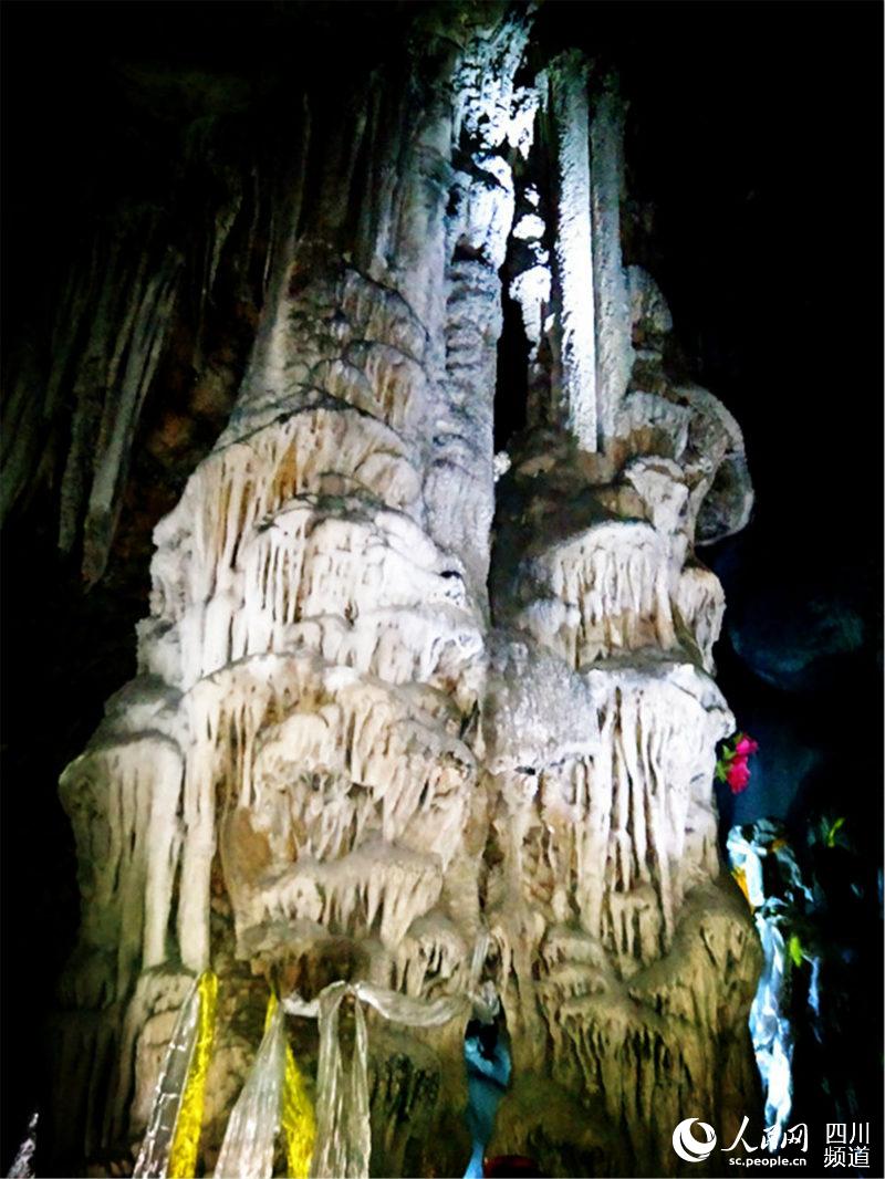 理塘縣下壩溶洞的鐘乳景觀。理塘縣文旅資源普查辦供圖
