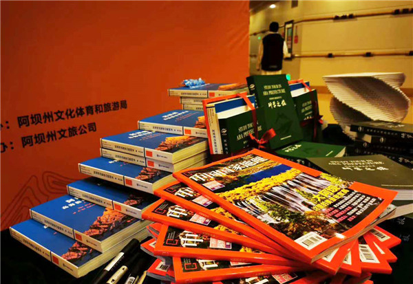 圖片默認標題_fororder_2、現場發布的四本書-攝影-胡燕霞