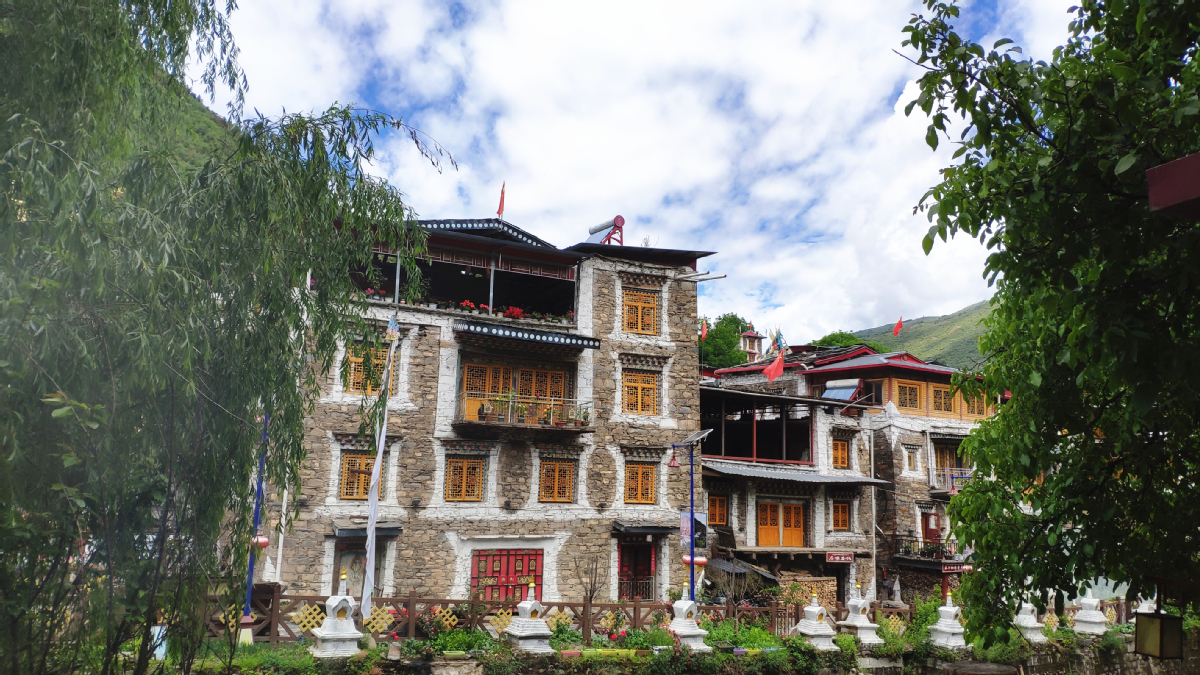 Unique culture, tourism revive Tibetan village in Sichuan