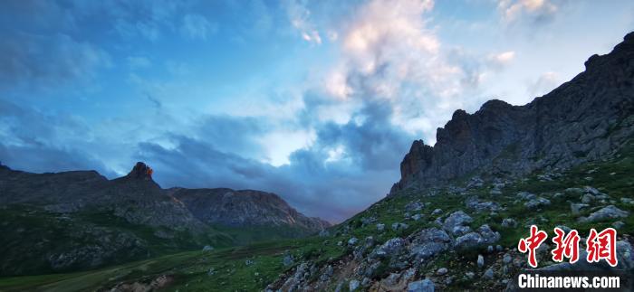图为造型各异的石山谷。　魏建军 摄