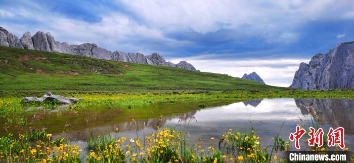 图为如镜面板高原湖泊。　魏建军 摄