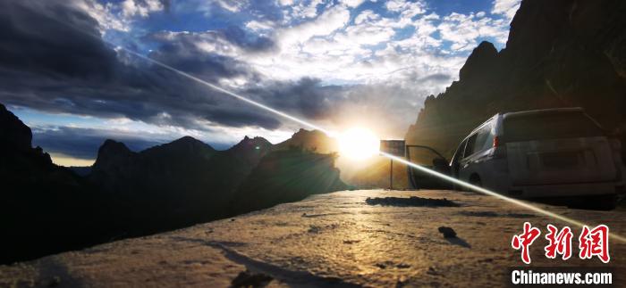 图为夕阳下的山间小路。　魏建军 摄