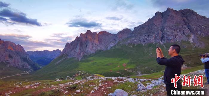 图为游客拍照留影。　魏建军 摄