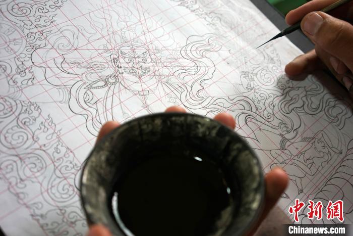 圖為唐卡繪畫班學(xué)員按《造像度量經(jīng)》繪制唐卡?！〗w波 攝