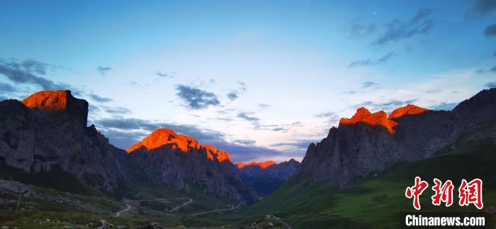 图为被晚霞染红的山头。　魏建军 摄