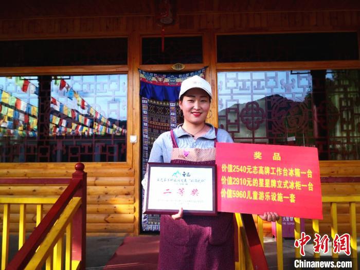 圖為李尕拉草展示“以獎代補”的獎牌。　史靜靜 攝