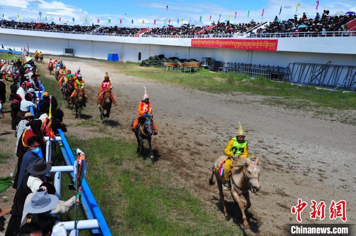 圖為少年騎手騎乘沒有馬鞍的賽馬，靠雙腳夾住馬馳騁在跑道上?！垈?攝