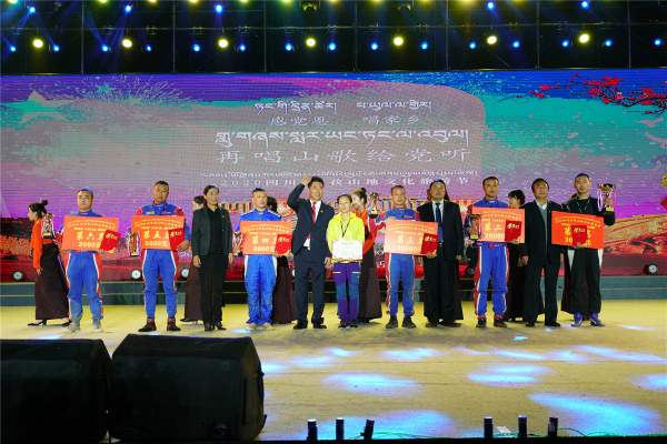 凸現五大印象 2020四川甘孜山地文旅節(jié)閉幕_fororder_3、頒獎儀式現場  攝影  何剛.JPG