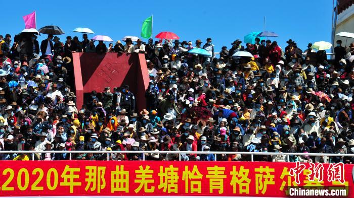 圖為當日的比賽吸引了眾多觀眾?！垈?攝