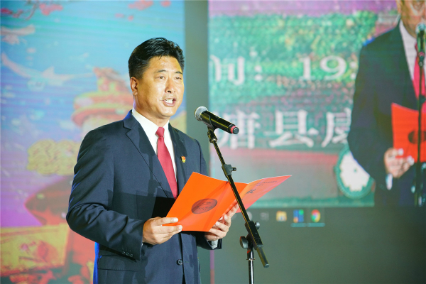 凸現五大印象 2020四川甘孜山地文旅節(jié)閉幕_fororder_1、中共理塘縣委書記格勒多吉在閉幕式上致辭  攝影  何剛.JPG