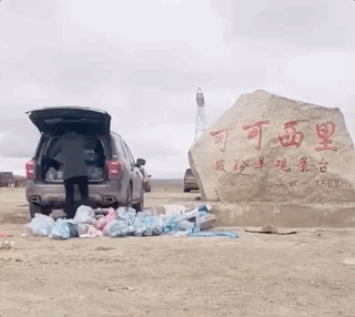 Man goes viral for picking up garbage on a self-drive tour to Tibet