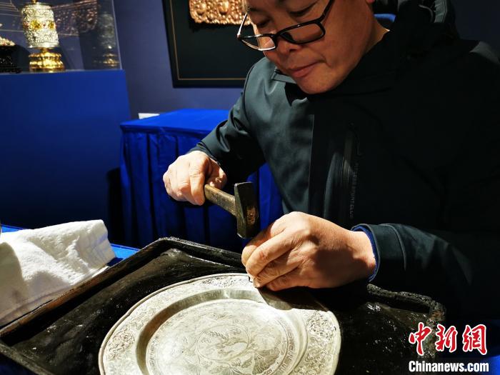 銀銅器制作及鎏金技藝項目的國家級非遺傳承人何滿 應妮 攝
